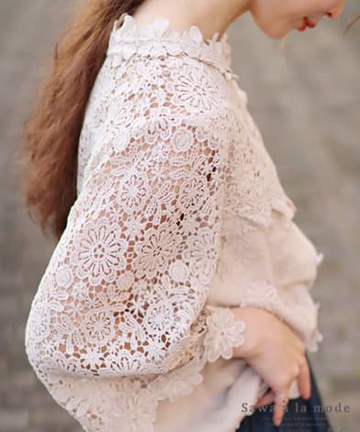 花刺繍レースが可愛らしいふんわりブラウス 