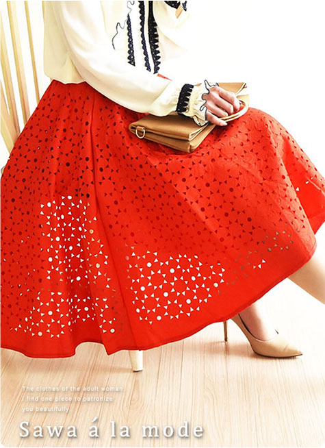 抜けた柄模様の型抜きスカート