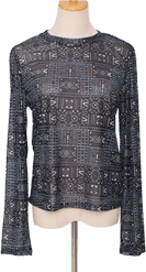 異国情緒を纏うオリエンタル柄メッシュトップス