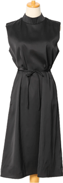 繊細な光沢感で上品さ醸し出すノースリーブワンピース