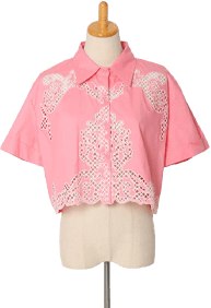 涼し気レイヤードを楽しむカットレースブラウス