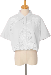 涼し気レイヤードを楽しむカットレースブラウス