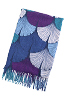 彩り添えるリーフ柄ストール