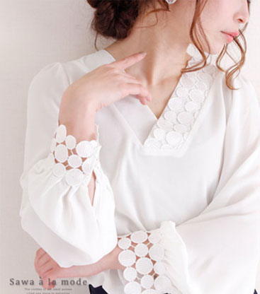 ドット柄レースが素敵なふんわり袖ブラウス