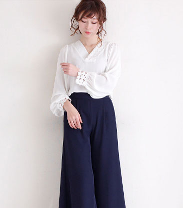 ドット柄レースが素敵なふんわり袖ブラウス