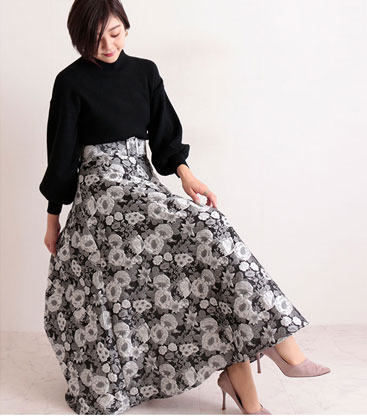 モノトーンの花柄ジャガードフレアスカート