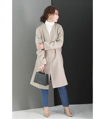 サイドスリットのノーカラーコート