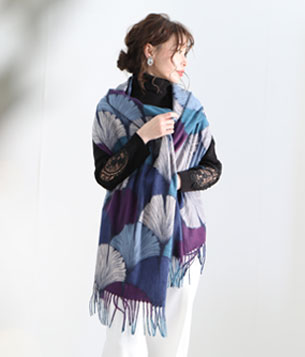 彩り添えるリーフ柄ストール