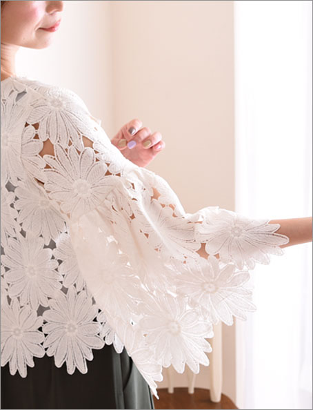 総花柄レースフレアスリーブトップス