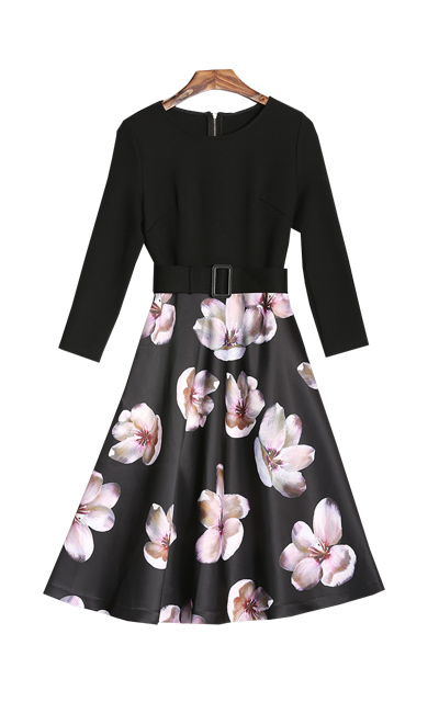 スリムシルエットの花柄膝丈ワンピ