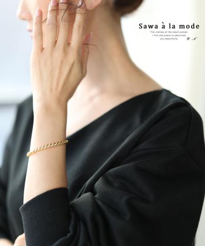 手元煌めくスクリューブレスレット