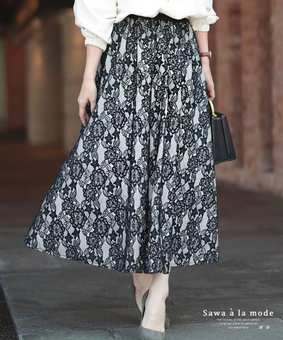 レースが浮き立つフレアスカート