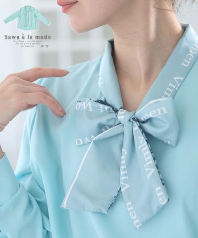爽やかブルーの英字ロゴボウタイブラウス