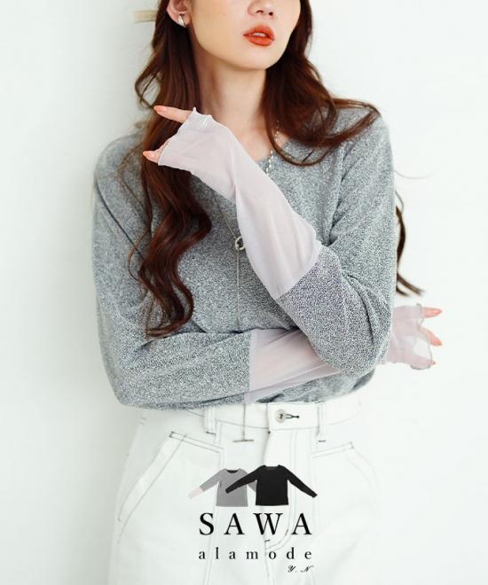 手元に華やぎを足すフリルシアー袖ラメカットソー