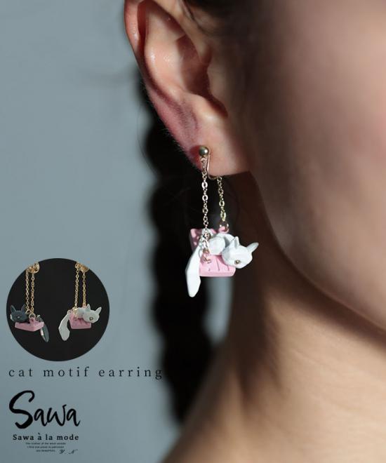 揺れ遊ぶ愛らしさネコちゃんイヤリング